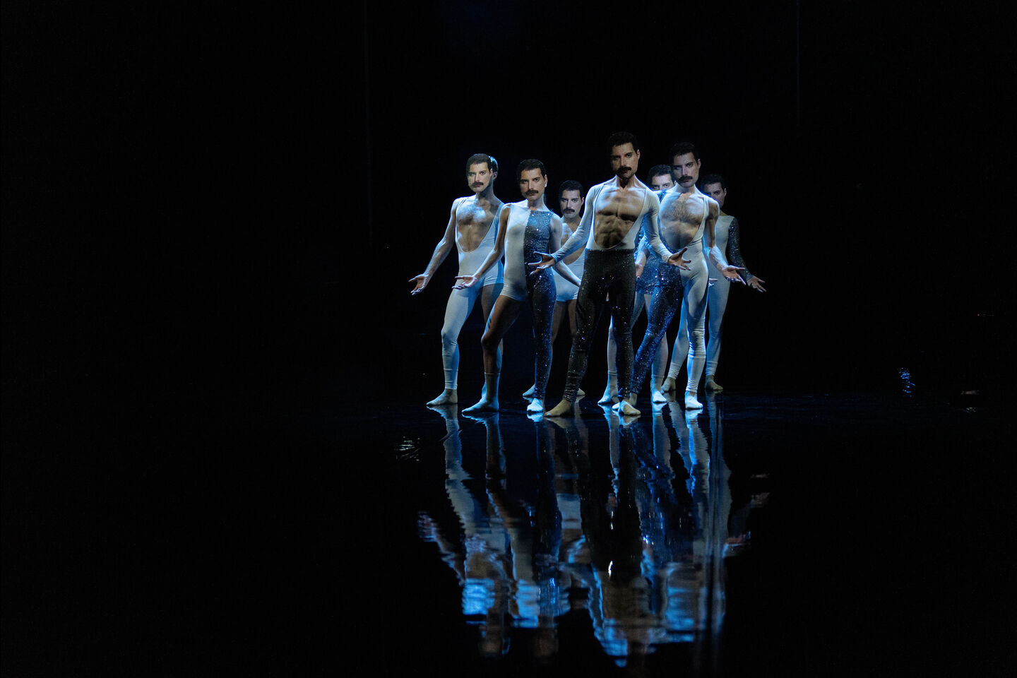 Ballettabend über Freddie Mercury von James Sutherland
Libretto von James Sutherland und Eva Wagner
Musik von Davidson Jaconello (Auftragskomposition), Queen und Arvo Pärt
Uraufführung am PREMIERE 06. Mai 2023 Kammerbühne, Staatstheater Cottbus                                                     
Foto: Bernd  Schönberger